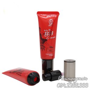 Tuýp đỏ nắp bơm kem đen